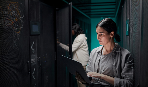 IT Engineers In Data Centre (1)